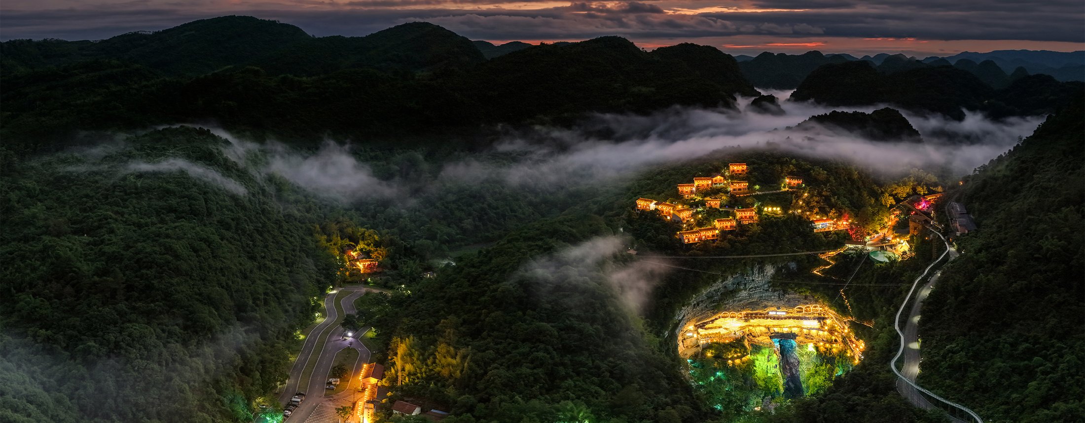 棉花天坑景区:喀斯特天坑全景与悬崖酒店