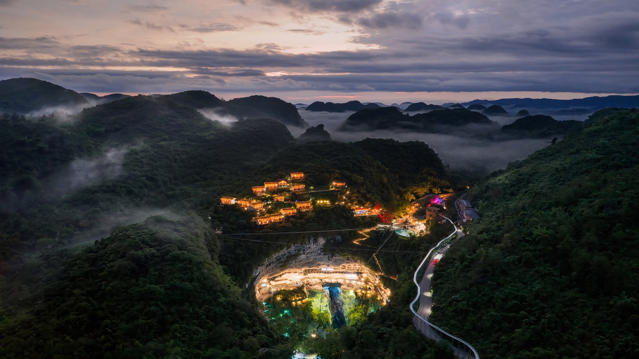 棉花天坑景区:喀斯特天坑全景与悬崖酒店
