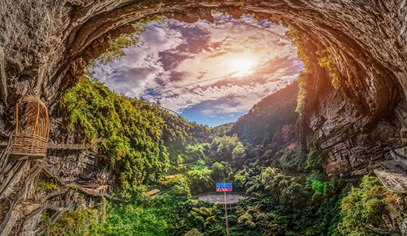 棉花天坑的坑底仰望天空全景